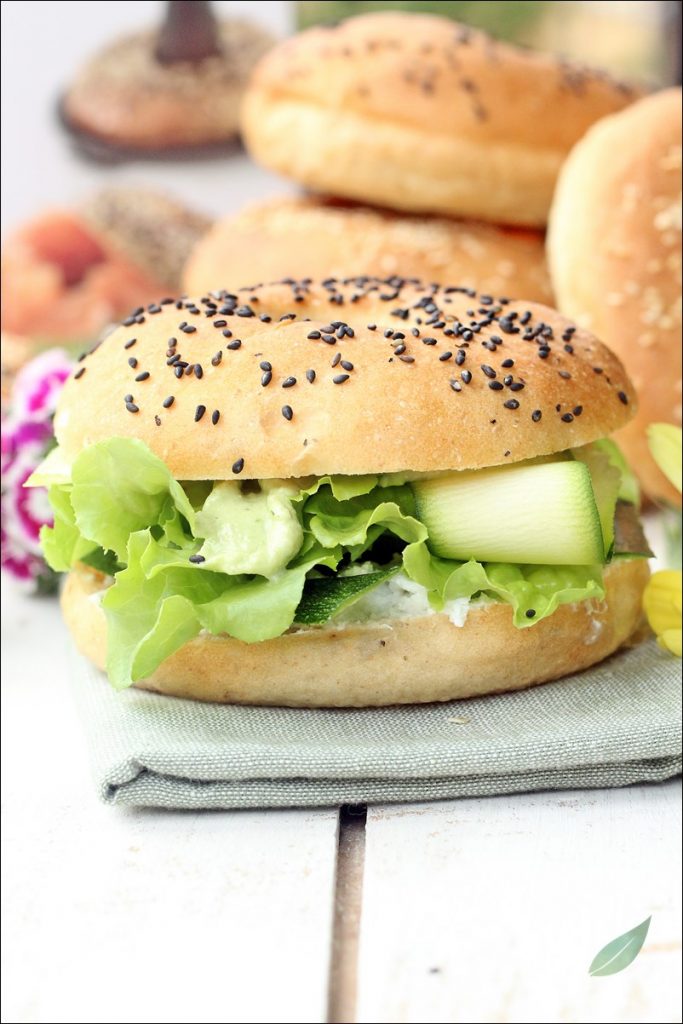 bagel vegani con tofu e avocado