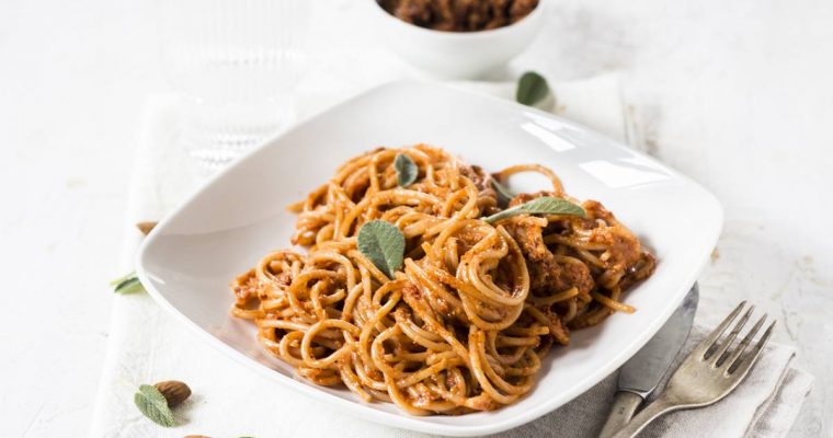 Spaghetti con pesto di mandorle e pomodori secchi